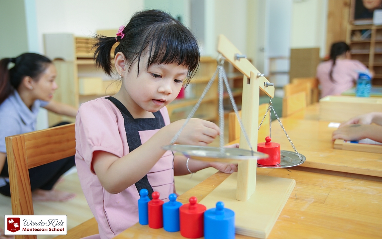 Phương pháp giáo dục Montessori giúp trẻ học tốt thông qua các trò chơi